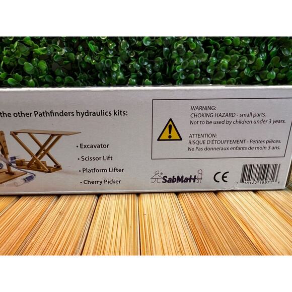 Hydraulic Robotic Arm Model Kit - Build-It-Yourself STEM Activity - Pathfinders - Picture 9 of 10